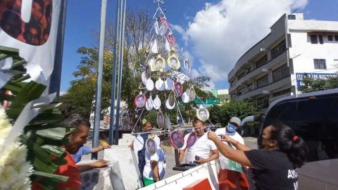 Colocan pino navideño con rostros de los 43 normalistas de Ayotzinapa