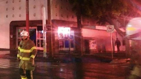 Bomberos logran rescatar a menor en edificio en llamas en Tijuana