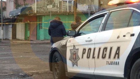 Mujer recibe disparo en la cara en restaurante; un policía resultó lesionado