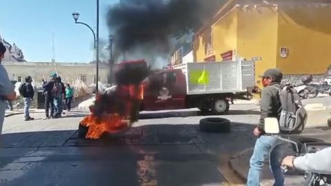 Con quema de llantas, trabajadores protestan por falta de pagos en Oaxaca