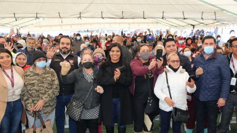 Dan materiales a más de mil familias para sus techos