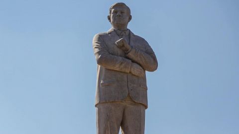 Develan estatua de AMLO en Atlacomulco, considera como la cuna del PRI