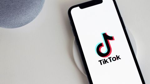 Exempleada de TikTok demanda a empresa por obligarla a ver videos perturbadores
