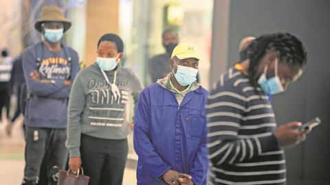 Sudáfrica cree que lo peor de ómicron ya pasó; cifra de muertes no creció