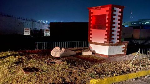 Estatua de AMLO en Atlacomulco inicia el 2022 en el piso y sin cabeza
