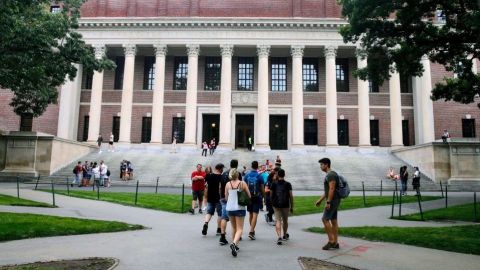 Universidades de EU preparan regreso a clases pese a aumento de casos de covid