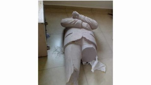 Sin piernas y sin cabeza custodian estatua de AMLO
