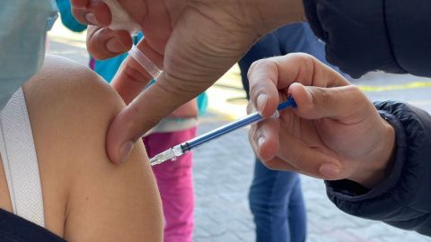 Continúa la jornada de vacunación anticovid en Plaza Río para este martes
