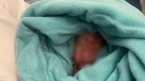 Mujer da a luz en avión y arroja al bebé a la basura