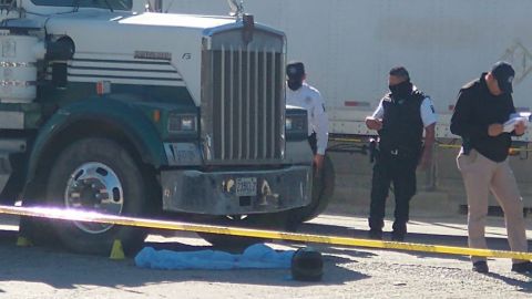 VIDEO: Camión de carga embiste a mujer motociclista; murió en el lugar