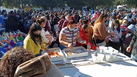 Familias esperan hasta dos horas para recibir Rosca de Reyes