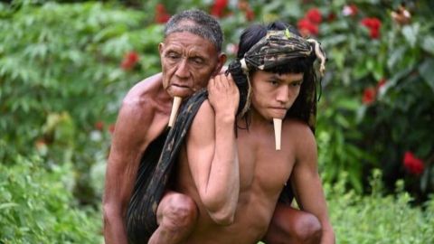 Joven carga a su padre por seis horas para que reciba la vacuna covid