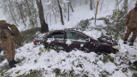 Mueren 21 personas atrapadas en sus autos tras tormenta de nieve en Pakistán