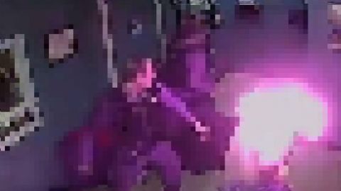 🔞 VIDEO: Hombre recibe disparo con arma de electrochoque y se prende en llamas