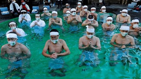 GALERÍA: Con baños de agua helada, japoneses piden el fin de la pandemia