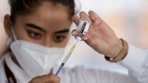 Protección de vacuna de AstraZeneca podría durar toda la vida, dice experto