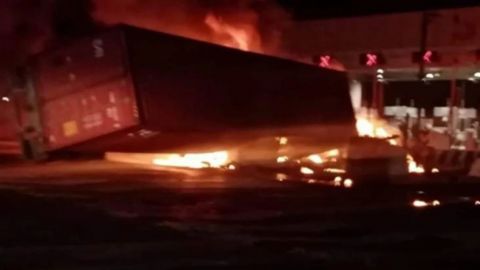 Tráiler choca, vuelca y se incendia en caseta de la autopista México-Puebla