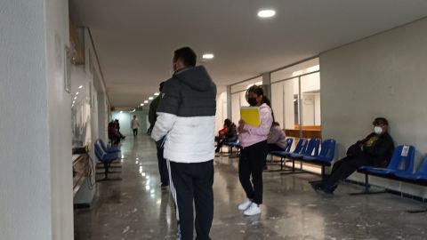Pacientes sin Covid-19 esperan hasta tres horas para ser atendidos en IMSS