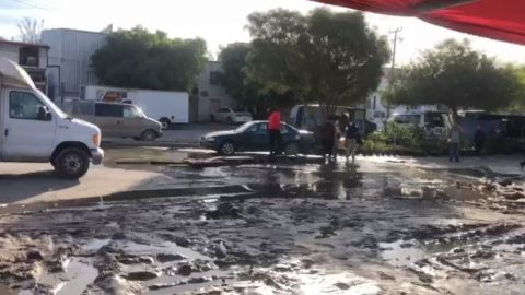 Video: Inundados de aguas negras, acuden al sobre-ruedas en Tijuana