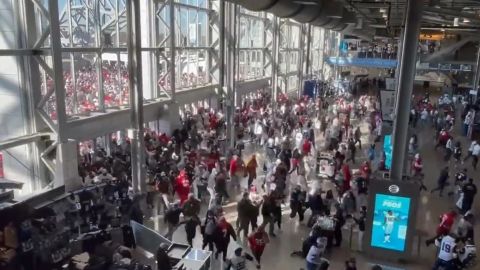 Aficionados de 49ers y Dallas protagonizan estampida al entrar al AT&T Stadium
