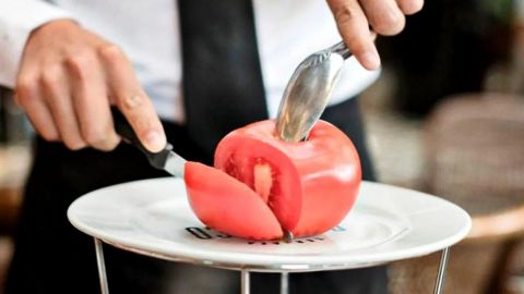 ¡Una ensalada de puro tomate en 300 pesos! Video de restaurante se hace viral