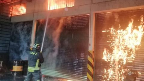 Incendio en fábrica de CDMX deja 100 personas desalojadas