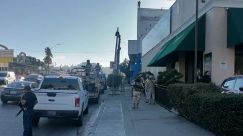 Militares y municipales resguardan afuera de restaurante de Zona Río