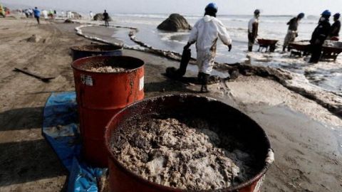 'Huele a muerte' dicen pescadores tras derrame petróleo en Perú