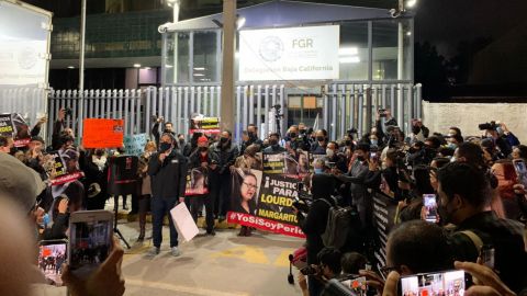 Arriban a instalaciones de FGR para pronunciamiento por homicidios a periodistas