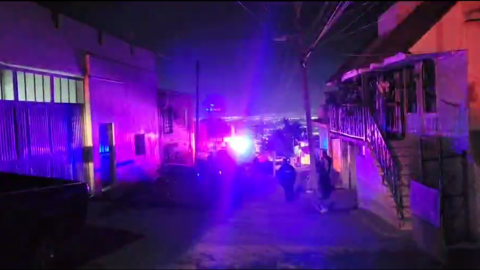 Detienen a sujeto que amenazó con cuchillos a bomberos que atendían incendio