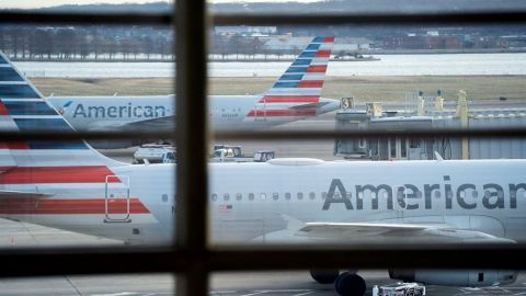 Fue expulsada de vuelo por quitarse el cubrebocas, pide 10 mdd de indemnización