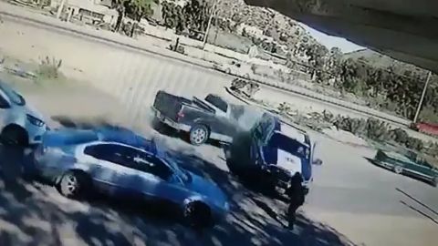 VIDEO: Así fue como hombre choca patrulla y oficial sale 'volando'