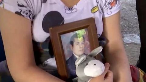 Con foto de su papá muerto por Covid, niña de 9 años acude a vacunarse