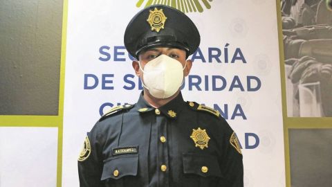 Tras evitar un suicidio, policía toma con humor apodo de Spiderman