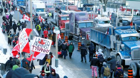 Protestan en Canadá contra vacunación obligatoria y restricciones por COVID-19