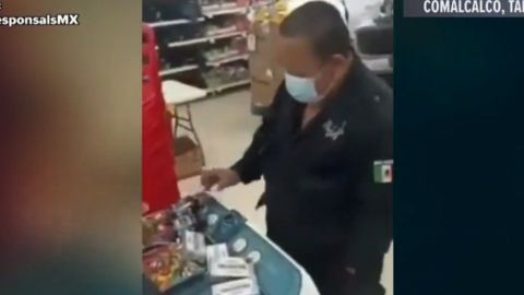 Exhiben en redes a policía por robar dulces y medicamentos en supermercado