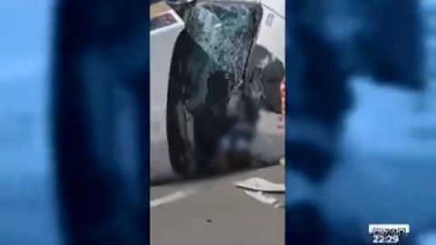 Vuelca tráiler en autopista y pobladores rapiñan mientras conductor agonizaba