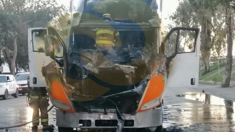 Se incendia tractocamión en Vía Rápida Poniente