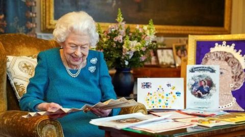 La reina Isabel II cumple discretamente 70 años en el trono británico