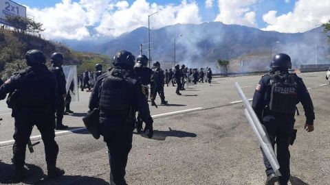 Normalistas y Guardia Nacional se enfrentan en Palo Blanco; hay 17 heridos
