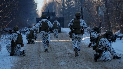 Soldados ucranianos ensayan para posible guerra en Chernóbil