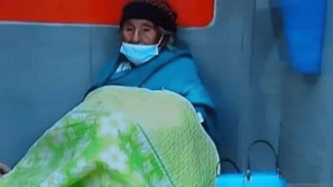 Abuelita duerme en un cajero automático y espera que su hijo vaya por ella