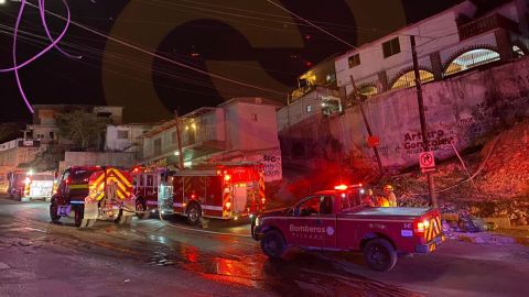 Bomberos combaten incendio nocturno en Tijuana