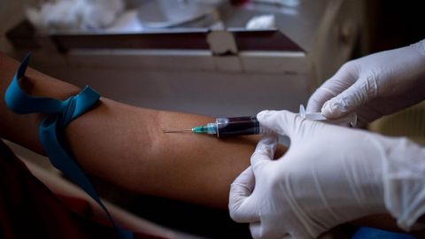 Italia operará a niño de 2 años, pese a negativa de padres antivacunas
