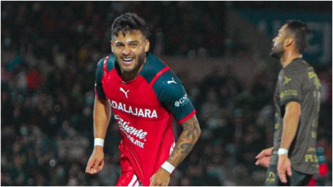 Alexis Vega salvó a un Chivas que venció a FC Juárez con 10 hombres