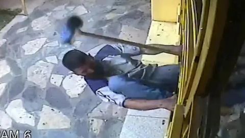 📹 VIDEO: Ladrón intenta asaltar una panadería y lo echan a escobazos