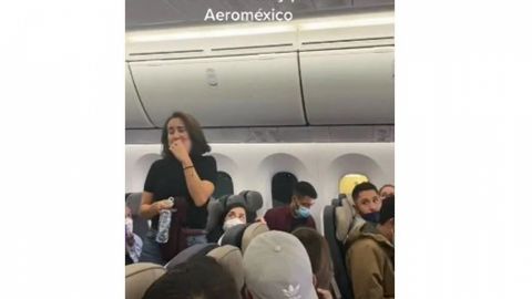 VIDEOS: Exhiben a mujer que retrasó un vuelo; la llaman ''Lady Aeroméxico''