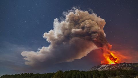 Fotos: Así se ve la erupción del volcán Etna en Italia