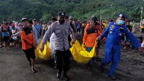 Al menos 11 personas murieron ahogadas durante un ritual en playas de Indonesia