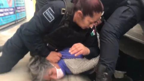 Policías someten a mujer de la tercera edad por no presentar licencia